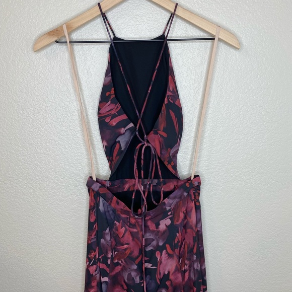 Fame and Partners Abstract Print Open Back Gown w/ Slit Wedding Guest | Size 0 - Picture 4 of 10